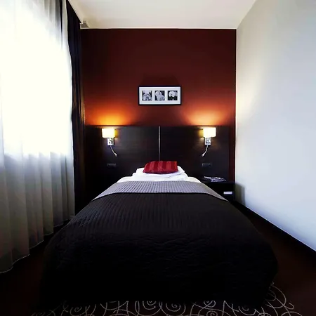 Budapest Airport Stacio Wellness & Konferencia فيتْشيش