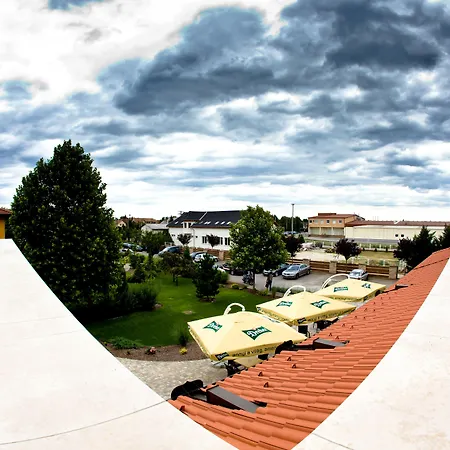 فندق Budapest Airport Stacio Wellness & Konferencia 4*