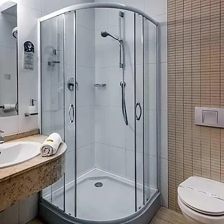 מלון Budapest Airport Stacio Wellness & Konferencia 4*