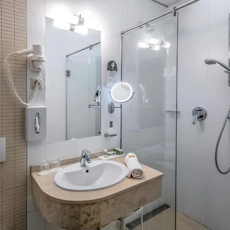 Budapest Airport Stacio Wellness & Konferencia فندق 4*