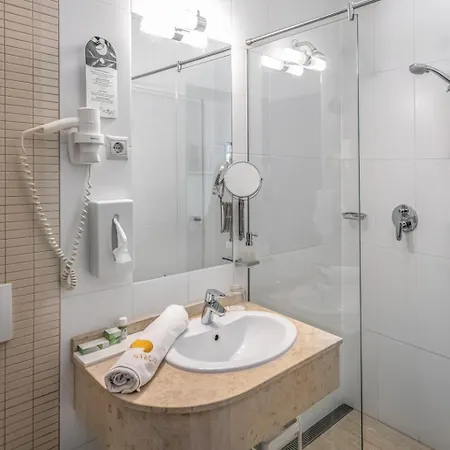 فندق Budapest Airport Stacio Wellness & Konferencia 4*
