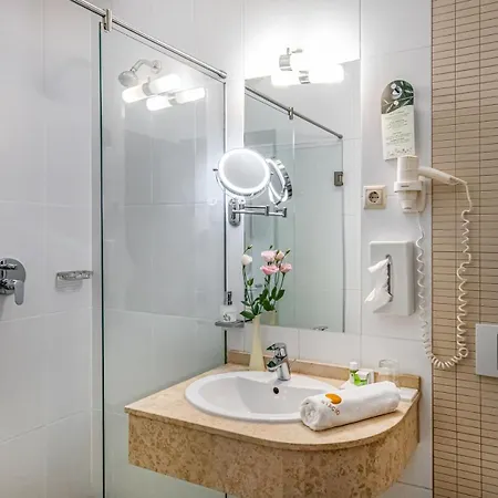 Budapest Airport Stacio Wellness & Konferencia 4* فيتْشيش